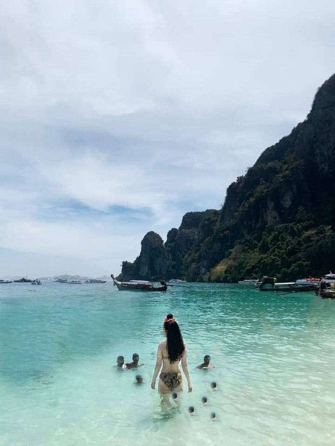 Kèm theo những bức ảnh của mình, nickname trên đã có lời nhờ dân mạng sửa ảnh rằng: "Các chế ơi xóa giúp em người xung quanh với".