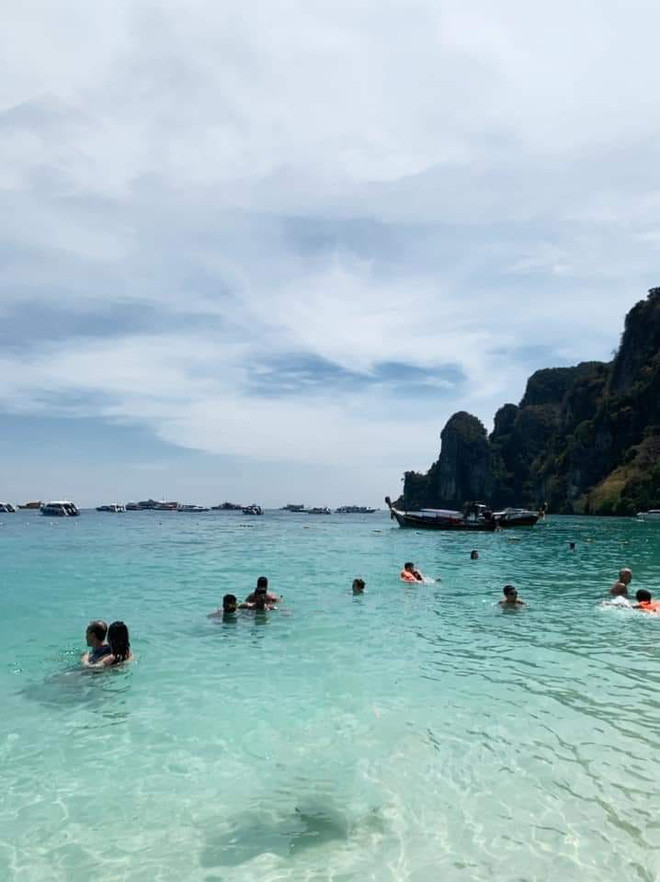 Cũng giống hệt như những lần trước, khổ chủ bị troll tơi tả, đặc biệt khi các dân mạng nhớ xóa luôn cả nhân vật chính nhờ sửa ảnh.