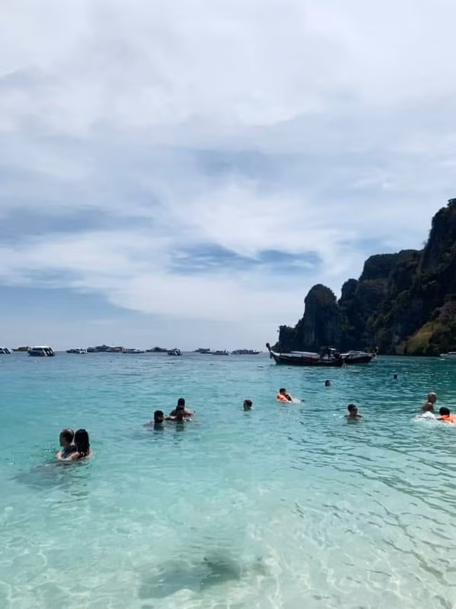 Cũng giống hệt như những lần trước, khổ chủ bị troll tơi tả, đặc biệt khi các dân mạng nhớ xóa luôn cả nhân vật chính nhờ sửa ảnh.