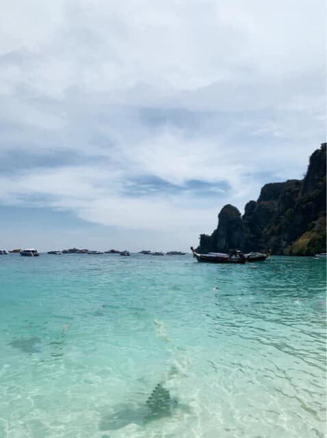 Quá đáng hơn, ngoài xóa những người xung quanh thì các dân mạng đã trả lại sự bình yên cho bãi biển.