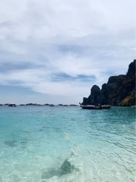 Quá đáng hơn, ngoài xóa những người xung quanh thì các dân mạng đã trả lại sự bình yên cho bãi biển.