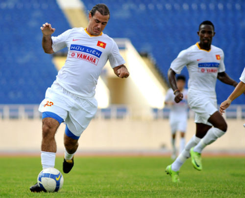 Năm 2009, ĐT Việt Nam đã có trận giao hữu một đội bóng của Tây Á khác đó là ĐT Kuwait. Nhờ có trong đội hình một loạt gương mặt nhập tịch, ĐT Việt Nam đã chơi ngang ngửa với đội chủ nhà.