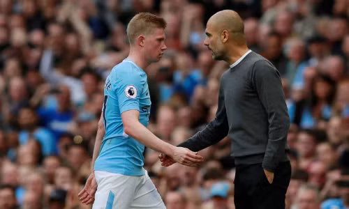Real Madrid đưa De Bruyne vào tầm ngắm: Theo City Watch, màn trình diễn của Kevin de Bruyne trong màu áo Man City thời gian gần đây đã gây tiếng vang lớn và điều đó giúp anh lọt vào mắt xanh của đại gia Real Madrid.