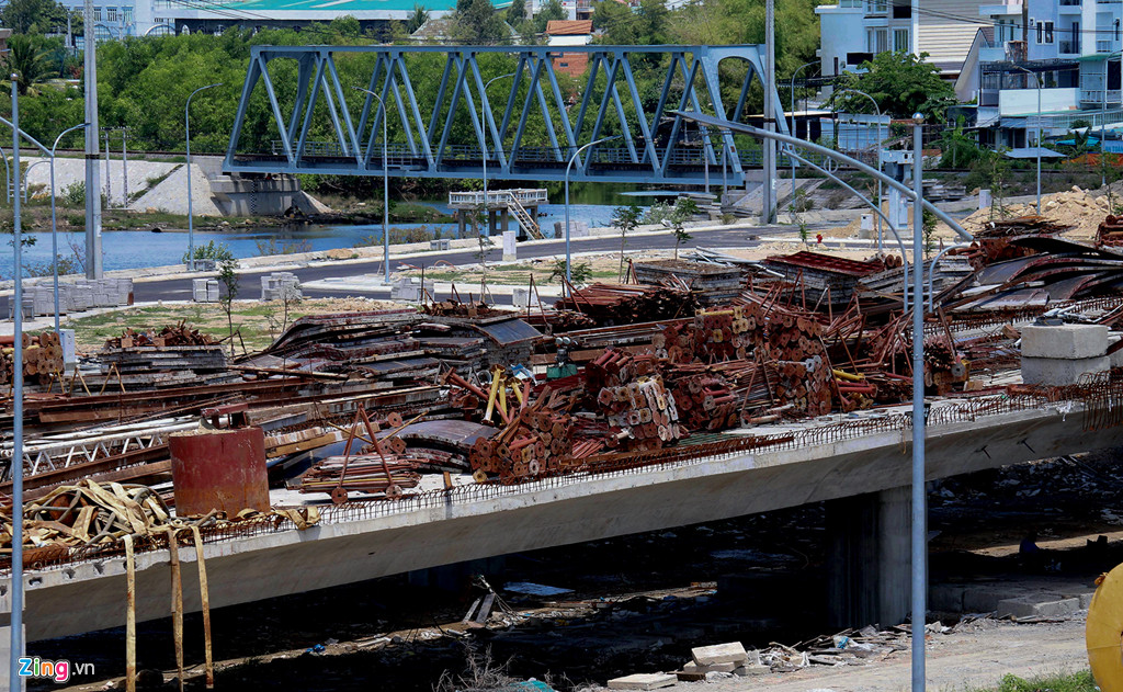 Công trình ngưng thi công nhiều tháng, vật liệu xây dựng, sắt thép hoen gỉ. "Nhiều tháng nay không thi công gì cả, chỉ giữ lại vài công nhân làm việc vặt và bảo vệ công trường", ông Dũng, bảo vệ nơi đây cho biết.