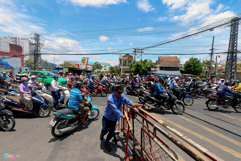 Công trình nghìn tỷ dở dang sau 2 năm thi công và chưa biết khi nào hoàn thành. Trong khi đó, hàng nghìn phương tiện dồn ứ mỗi khi tàu ra vào Ga Nha Trang ở nút giao thông đường 23/10.