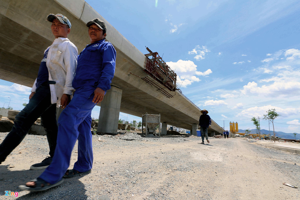 Theo bảo vệ ở đây, lúc cao điểm 2 công trình (đường vành đai 2 và nút giao thông Ngọc Hội) có cả trăm công nhân làm việc, nay chỉ còn khoảng chục người. "Thiết bị máy móc được di chuyển hết mấy tháng trước, cũng không biết khi nào mới thi công lại nữa", ông Dũng, bảo vệ công trình, cho biết.