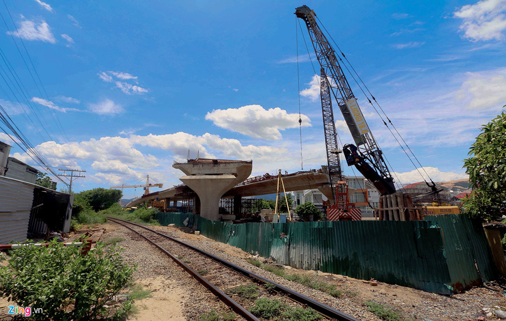 Theo chủ đầu tư, khi thi công đến đoạn giáp đường 23/10 thì phải dừng vì không có mặt bằng thi công.