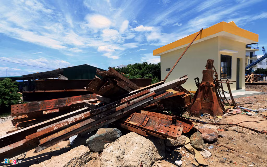 Sắt thép chất đống, hoen gỉ bên trong công trình.