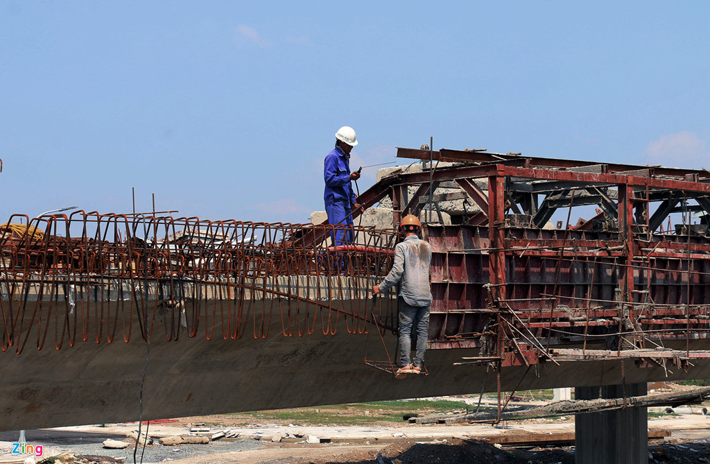 Hiện nhà thầu đã ngưng thi công, máy móc đã rút gần hết, chỉ còn lại một nhóm nhỏ công nhân.