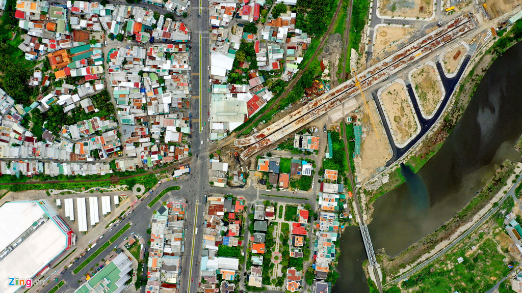 Dự án nằm tại điểm giao nhau giữa đường sắt Bắc - Nam với đường 23/10, 19/5 (thuộc xã Vĩnh Hiệp và phường Ngọc Hiệp, TP Nha Trang).