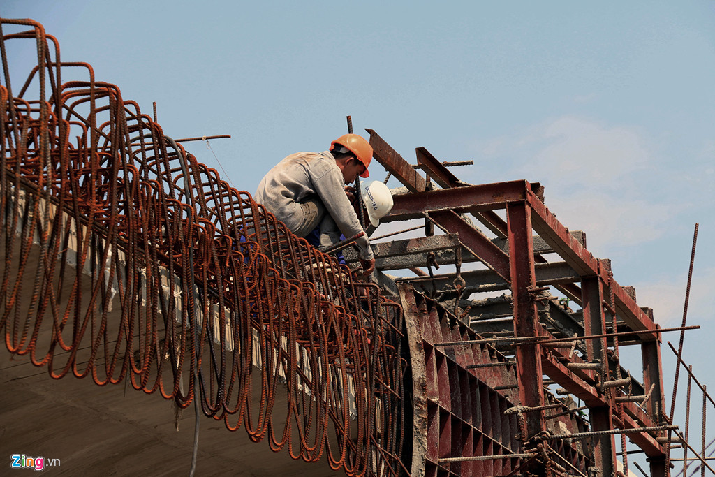 Một công nhân cho biết họ được yêu cầu ở lại để thi công thành cầu và dọn dẹp công trường.