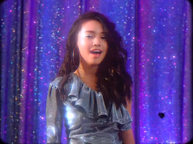 Đặc biệt, điểm nhấn của MV "Yêu 1985" đó chính là nữ ca sĩ chính với ngoại hình lung linh. Đó là Ngô Đông Hạnh, một gương mặt không quá xa lạ. Cô bạn này từng gây ấn tượng cùng với MV cover "Lalala" của Soobin Hoàng Sơn khiến người xem rần rần theo dõi.