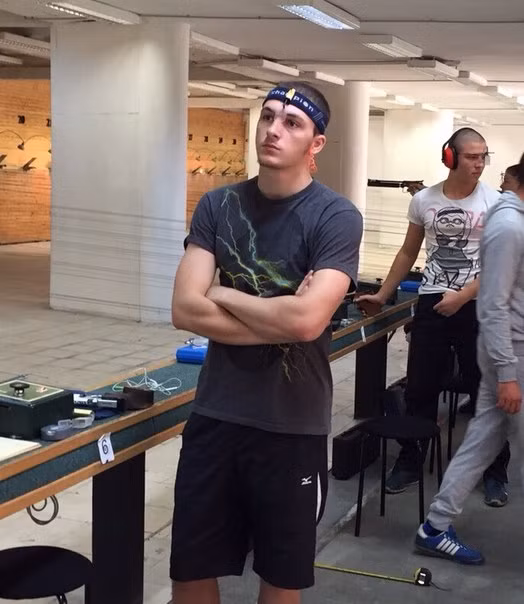 Chia sẻ với CNN, bà Nino Salukvadze nói rằng ở trường bắn bà vừa là HLV vừa là cố vấn cho con. Thế nhưng khi bước chân vào Olympic 2016, cặp mẹ con này đều là VĐV của bộ môn bắn súng của đoàn thể thao Georgia.