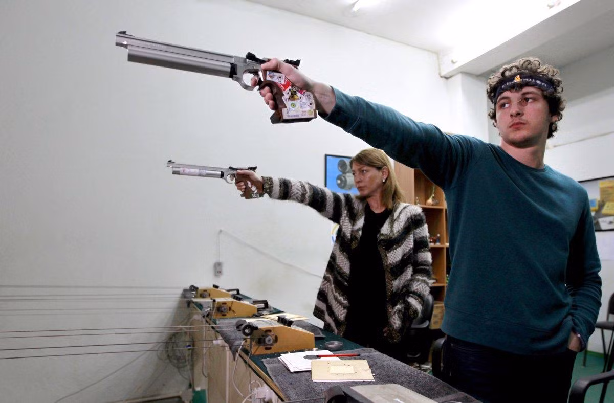 Nino Salukvadze và con trai Tsotne Machavariani là hai VĐV cùng thi đấu tại các nội dung súng ngắn.