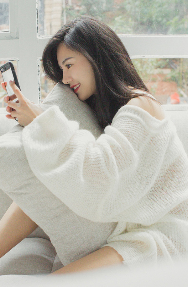 Với con mắt nghệ thuật của mình, Quân Quân thường yêu thích phong cách nhẹ nhàng, mơ màng dạng cổ tích, đặc biệt thích hợp với các cô gái có vẻ đẹp tình tuyền.