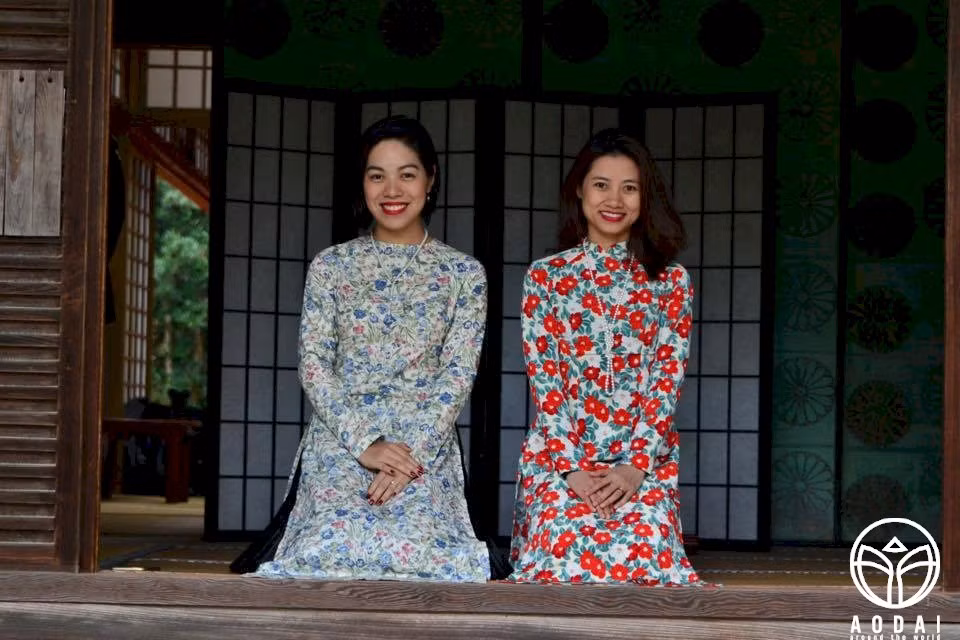 Me man ngam ao dai Viet Nam dep toa sang o troi Tay