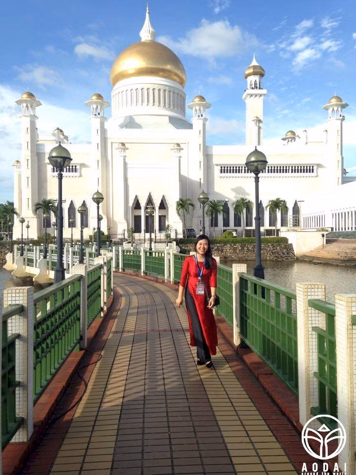 Tà áo dài Việt Nam dịu dàng trước Nhà thờ Hồi giáo Sultan Omar Ali Saifuddin, Brunei.