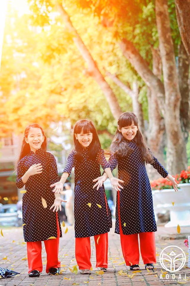 Không chỉ có những bạn trẻ mà chính những em bé Việt theo bố mẹ sang nước ngoài sinh sống cũng diện áo dài.