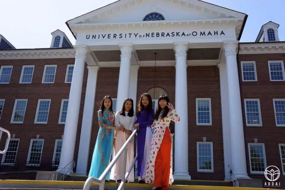 Áo dài đã theo các cô gái trẻ là du học sinh Việt Nam đến với cổng trường Đại học của Mỹ.