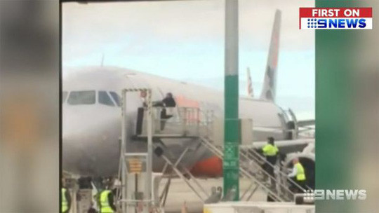 Hình ảnh người đàn ông điên cuồng kéo cửa máy bay khiến nhiều người bị sốc. Ảnh: 9 News