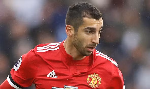 Mkhitaryan bị Mourinho bỏ rơi: Tiền vệ người Armenia đã có sự khởi đầu mùa giải tương đối ấn tượng, tung ra 5 đường chuyền kiếm tạo trong 2 trận đầu tiên nhưng sau đó phong độ dần giảm sút. Nguồn tin từ The Times cho hay, HLV Mourinho không hài lòng về cậu học trò và đã gạt tên Mkhitaryan ra khỏi danh sách đăng ký trận gặp Watford. Ảnh: The Times
