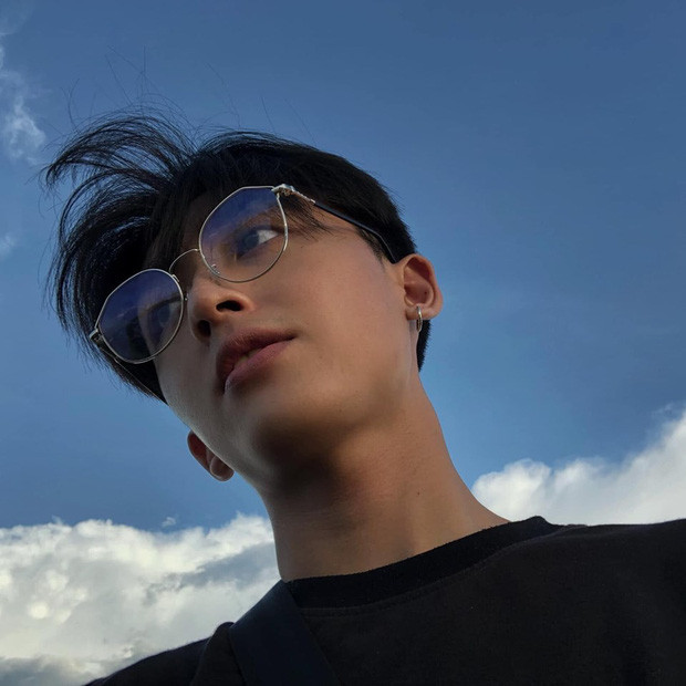 Xuất hiện trong ảnh, chàng nam sinh ĐH Kinh tế TP HCM sở hữu khuôn mặt nam thần pha lẫn "cool boy" cùng với những đường nét không góc chết.