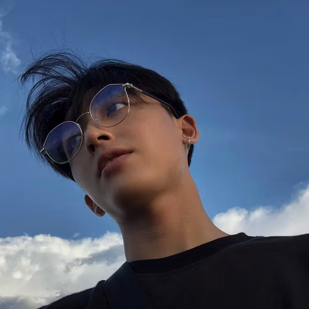 Xuất hiện trong ảnh, chàng nam sinh ĐH Kinh tế TP HCM sở hữu khuôn mặt nam thần pha lẫn "cool boy" cùng với những đường nét không góc chết.