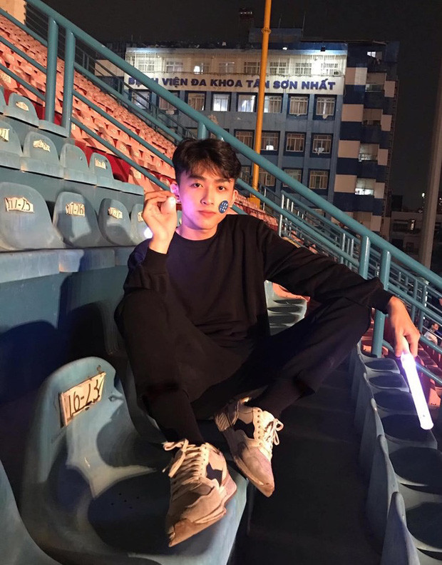 Theo tìm hiểu, nam chính trong bộ ảnh có tên Nguyễn Tuấn Kiệt, sinh viên năm 3 trường ĐH Kinh tế TP HCM.