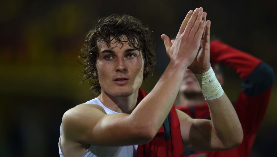 BLĐ Arsenal hoàn tất việc mua trung vệ trẻ Caglar Soyuncu của Freiburg.