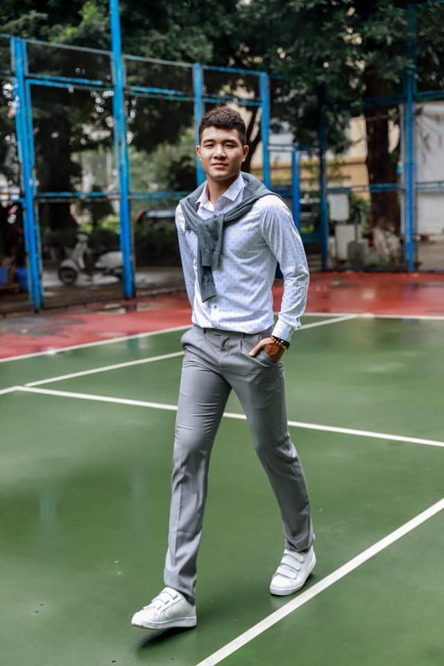 Còn Đức Chinh diện quần âu, áo sơ-mi chấm bi và giày thể thao, đây là hình ảnh đại diện cho sự năng động và trẻ trung.