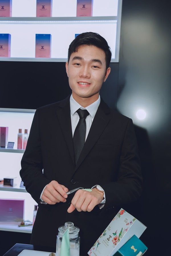 Trước đó, dàn cầu thủ ĐTQG Việt Nam từng khoe những hình ảnh cực đẹp trên trang cá nhân, điển hình như Xuân Trường trong bộ vest lịch lãm tại một sự kiện về sắc đẹp.