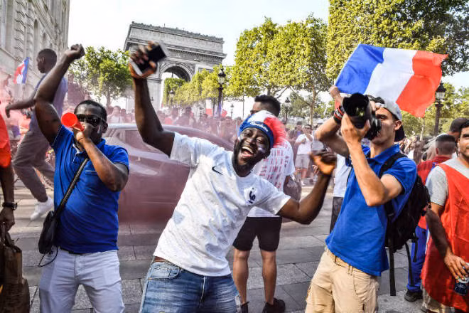 Hàng trăm ngàn cổ động viên Pháp đã đổ ra phố Champ – Elysees trước quảng trường Khải Hoàn Môn để ăn mừng đội nhà vào chung kết World Cup.