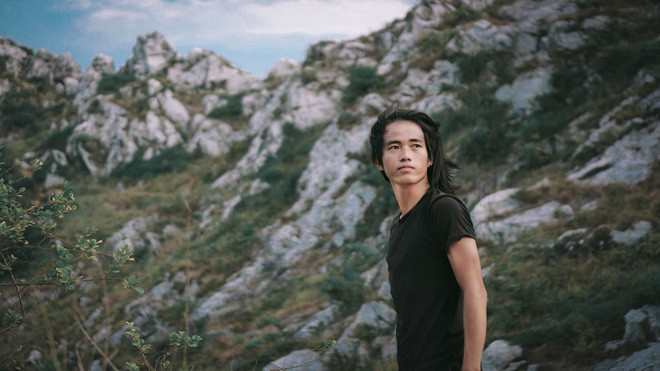 Chàng nhiếp ảnh gia trẻ cũng cho biết rằng lúc nuôi tóc ai cũng bảo là anh bị "hấp" bởi con trai ưu tiên sự gọn gàng. Nghĩ tới lúc gội thôi đã mệt chứ chưa nhắc đến việc phải chăm sóc, dưỡng tóc thường xuyên.