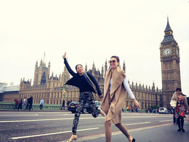 Khoảnh khắc vui vẻ của hai nữ ca sĩ khi cùng lưu diễn tại trời Tây.