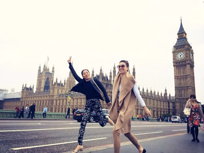 Khoảnh khắc vui vẻ của hai nữ ca sĩ khi cùng lưu diễn tại trời Tây.