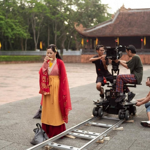 Đơn cử như nickname M.T bình luận: "Cũng có lúc Chi Pu ngơ như này á. Ăn ngô nghĩ cách hại đời Tấm là có thật" hay nickname B.P chia sẻ: "Mặt ngơ ngơ đáng yêu quá Chi Pu ơi, tiếp tục cố gắng nhé chờ sản phẩm tiếp theo của bạn".