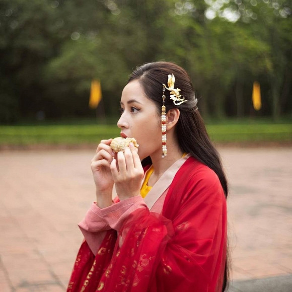 Mới đây, Chi Pu lại tiếp tục bơm thêm liều "doping" nữa cho MV Anh ơi ở lại bằng những hình ảnh hậu trường vô cùng hot. Cụ thể, cô nàng ca sĩ này cho "phơi bày" hình ảnh ăn ngô chống đói lúc quay cùng đoàn làm phim.