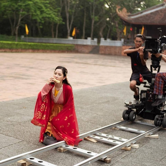 Chứng kiến những hình ảnh hậu trường MV Anh ơi ở lại của Chi Pu nhiều người không thể phì cười và để lại những bình luận khá hài hước.