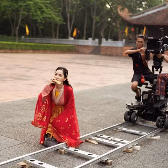 Chứng kiến những hình ảnh hậu trường MV Anh ơi ở lại của Chi Pu nhiều người không thể phì cười và để lại những bình luận khá hài hước.