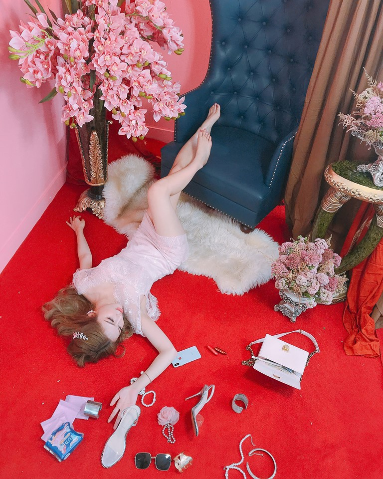 Sự việc về phát ngôn gây sốc của Trâm Anh chưa dừng lại khi mới đây, trên 1 bức ảnh cô nàng này đã để dòng trạng thái khiến nhiều người phải giật mình: "Người ta sấp mặt lờ. Mình ngửa mặt lờ".