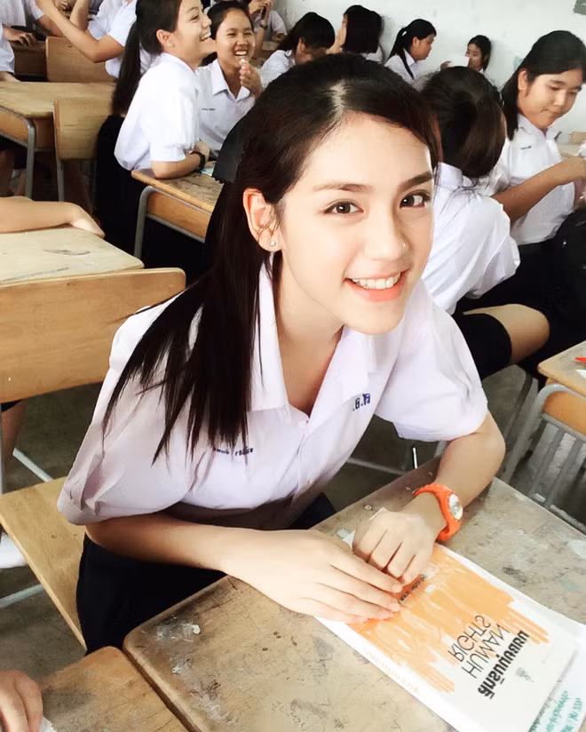 Chan dung hot girl Thai Lan mac dong phuc cung xinh ngay ngat