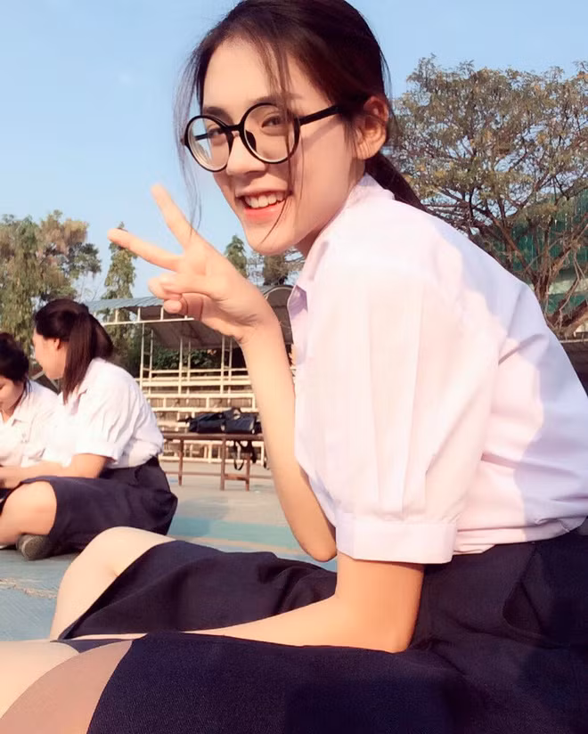 Theo tìm hiểu, Thanatcha Jannga hay còn được biết đến với cái tên Tan Thanatcha sinh năm 1999, vừa tốt nghiệp trường Trung học Satri Angthong chính là cô gái khiến nhiều người mê mẩn nhờ những bức ảnh xinh lung linh trong bộ đồng phục của mình.