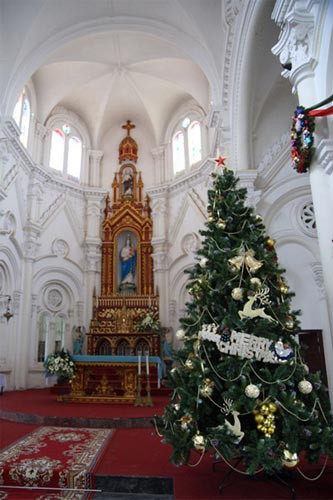 Không chỉ được ngắm những công trình được trang trí lộng lẫy, vào đêm Giáng Sinh tại các nhà thờ sẽ tổ chức các buổi hoan ca, trình diễn những bài hát đạo mang đến sự mới mẻ và thu hút các bạn trẻ.