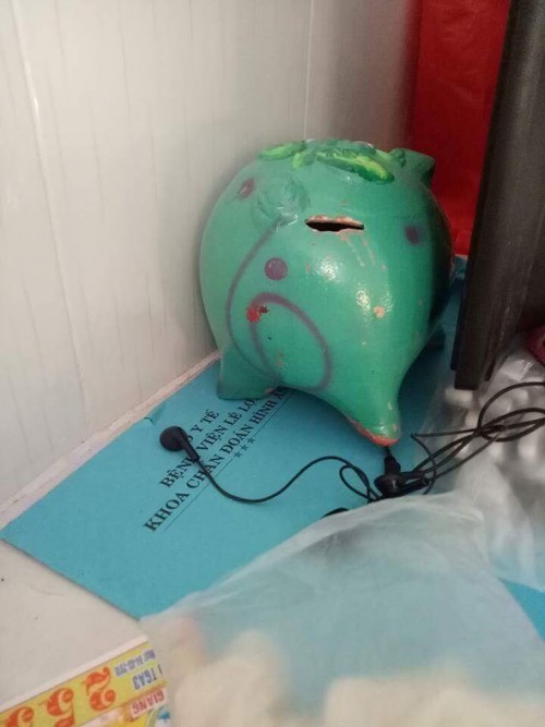 Nào là dùng nhíp, dùng băng dính để khi cần thì mở ra nhét tiền vào, lúc khác lại tháo băng dính ra để rút ruột hoặc bi hài hơn là cảnh nhét tiền đằng đuôi, lôi ra ở mõm của lợn đất được rất nhiều người nghĩ ra.