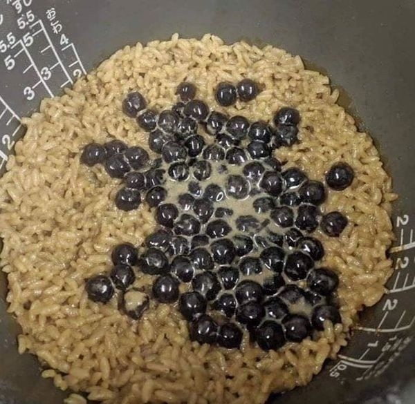 Loạt ảnh đi kèm với status: "Món mới của vợ em đấy các bác ạ. Giữa trưa trời nắng chang chang em định ăn cơm ở công ty cho qua bữa rồi nghỉ ngơi lấy sức chiều còn cày quốc. Ấy vậy mà không! Vợ em nó nằng nặc bắt em phải đội nắng về ăn cơm với nó bằng được, tưởng được vợ đãi sơn hào hải vị gì ngon lắm nên em cũng chiều ý nó một hôm…"