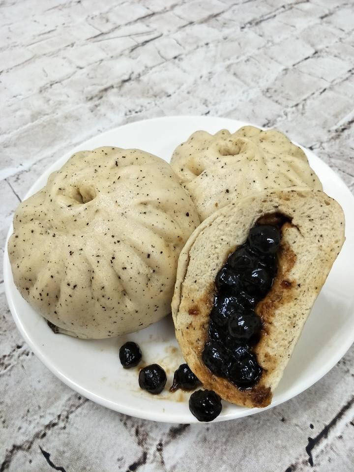 Bánh bao thay vì nhân thịt, trứng thì với các tín đồ cuồng trà sữa thì đó là trân châu đen.