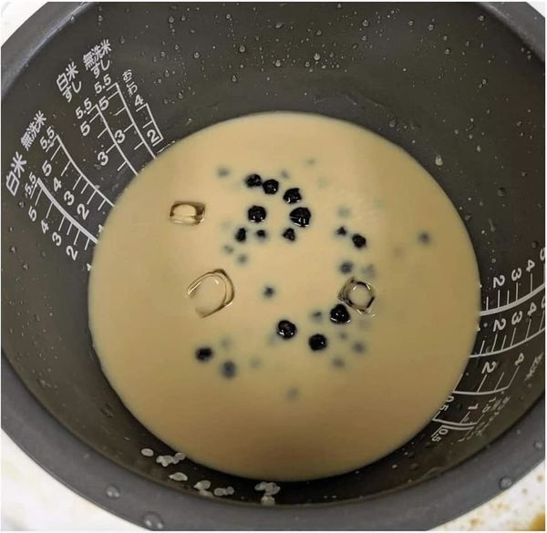 Mới đây, MXH lại xuất hiện loạt ảnh được xem là cấp độ cuồng trà sữa trân châu level cao nhất, khi cho hẳn trà sữa trân châu vào nồi cơm điện để nấu cơm.