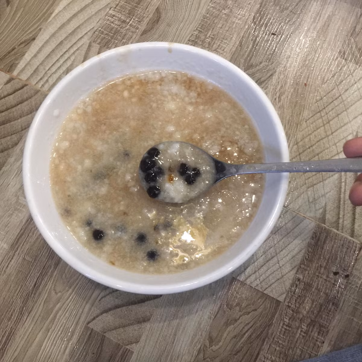 Ăn cháo thêm topping là trân châu đen.