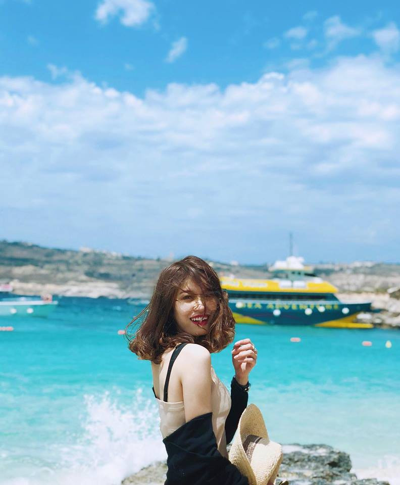 Dễ dàng nhận thấy, bạn gái Văn Dũng sở hữu vóc dáng cân đối cùng đôi chân thon dài. Đỗ Vóc có nụ cười tươi, gu thời trang năng động, trẻ trung và khá ăn hình.