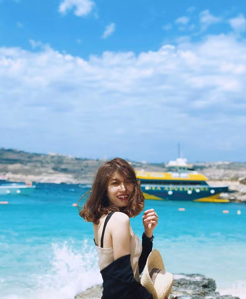 Dễ dàng nhận thấy, bạn gái Văn Dũng sở hữu vóc dáng cân đối cùng đôi chân thon dài. Đỗ Vóc có nụ cười tươi, gu thời trang năng động, trẻ trung và khá ăn hình.